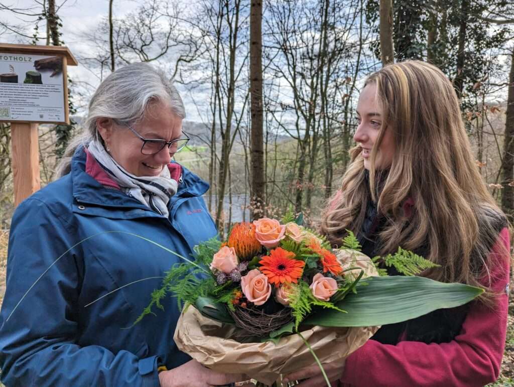 Übergabe Blumenstrauß Karaus an Holste - WLP- Hegering Hattingen